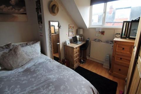 6 bedroom house to rent, Delph Mount, Leeds