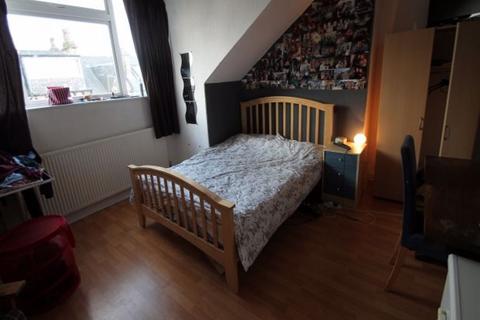 6 bedroom house to rent, Delph Mount, Leeds