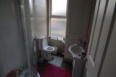 6 bedroom house to rent, Delph Mount, Leeds