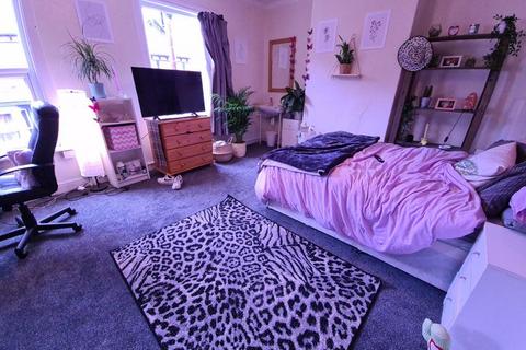 4 bedroom house to rent, Hessle Mount, Leeds