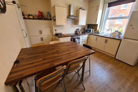 4 bedroom house to rent, Hessle View, Leeds