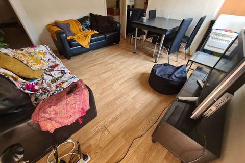 4 bedroom house to rent, Hessle View, Leeds