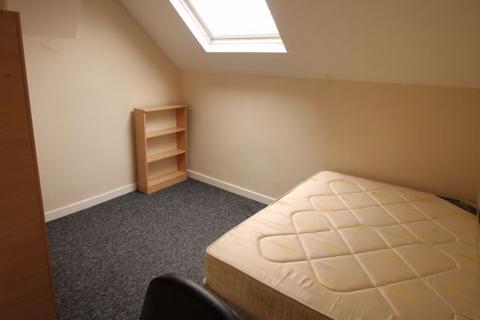 4 bedroom house to rent, Hessle View, Leeds
