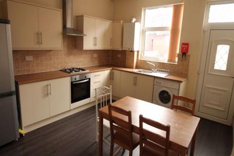 4 bedroom house to rent, Hessle View, Leeds