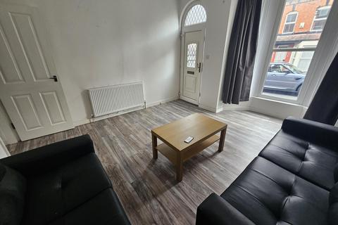 4 bedroom house to rent, Hessle View, Leeds
