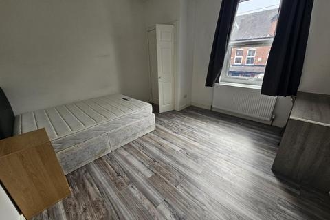 4 bedroom house to rent, Hessle View, Leeds