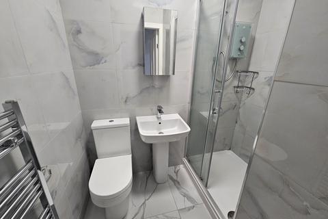 4 bedroom house to rent, Hessle View, Leeds