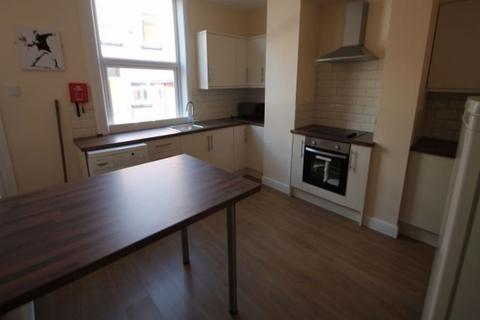 4 bedroom house to rent, Norwood Place, Leeds