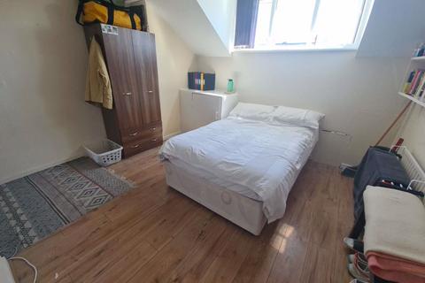 4 bedroom house to rent, Welton Place, Leeds