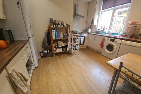 3 bedroom house to rent, Village Place, Leeds