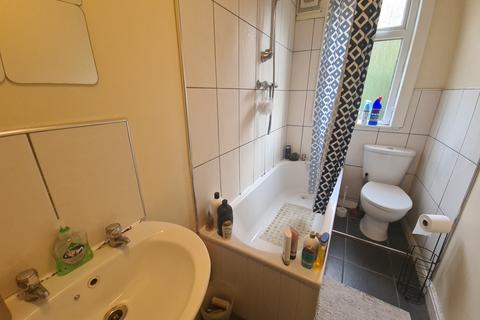 3 bedroom house to rent, Village Place, Leeds