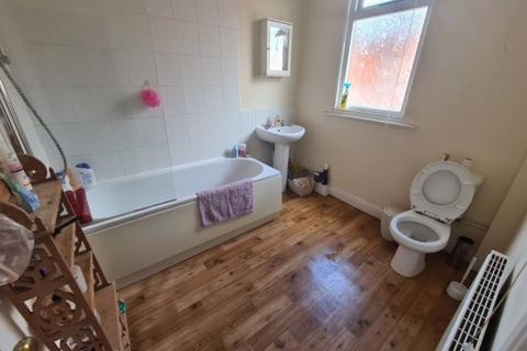 2 bedroom house to rent, Granby View, Leeds