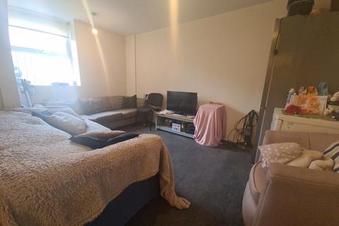 2 bedroom house to rent, Ash Grove, Leeds