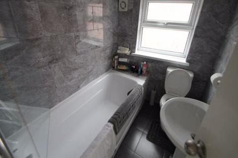 2 bedroom house to rent, Autumn Grove, Leeds