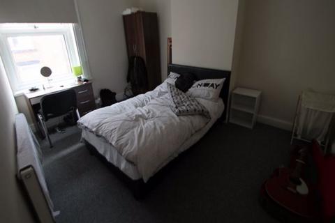 2 bedroom house to rent, Autumn Grove, Leeds