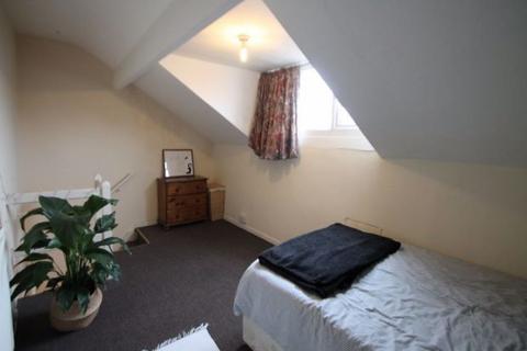 2 bedroom house to rent, Harold Avenue, Leeds