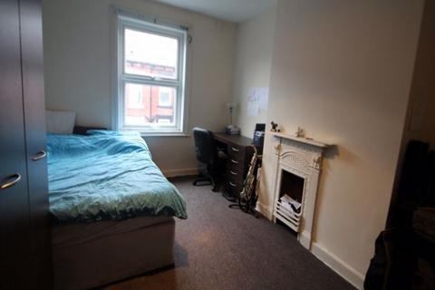 2 bedroom house to rent, Harold Avenue, Leeds