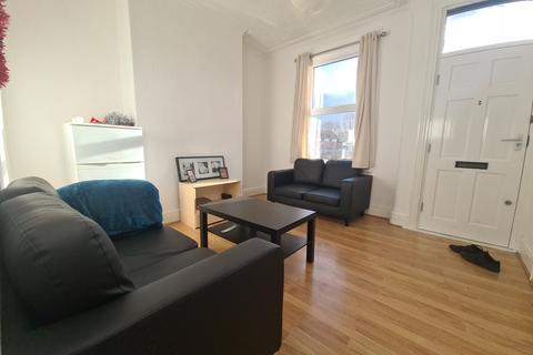 3 bedroom house to rent, Harold Terrace, Leeds