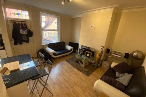 2 bedroom house to rent, Harold Place, Leeds