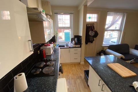 2 bedroom house to rent, Harold Place, Leeds