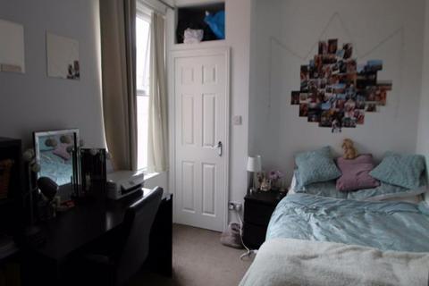 5 bedroom house to rent, Queens Road, Leeds