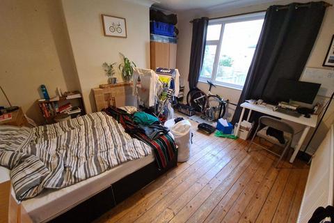 4 bedroom house to rent, Buckingham Avenue, Leeds