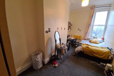 3 bedroom house to rent, Moorland Road, Leeds