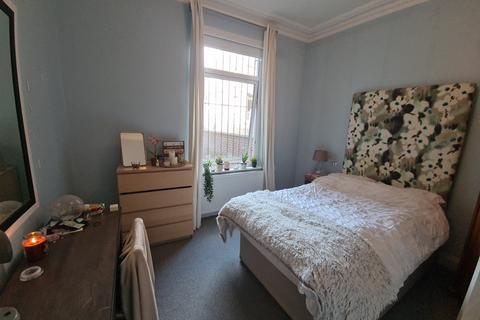 4 bedroom flat to rent, Regent Park Avenue, Leeds