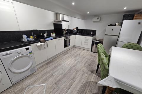 4 bedroom flat to rent, Regent Park Avenue, Leeds