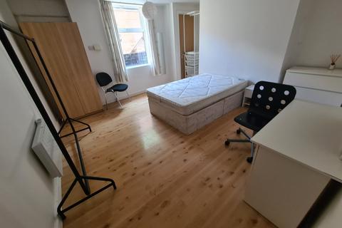 6 bedroom house to rent, Brudenell Road, Leeds