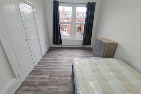 2 bedroom flat to rent, Oakwood Drive, Leeds