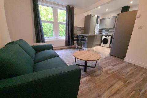 2 bedroom flat to rent, Oakwood Drive, Leeds