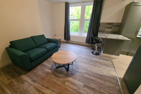 2 bedroom flat to rent, Oakwood Drive, Leeds