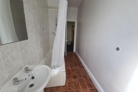 4 bedroom house to rent, Moorland Road, Leeds