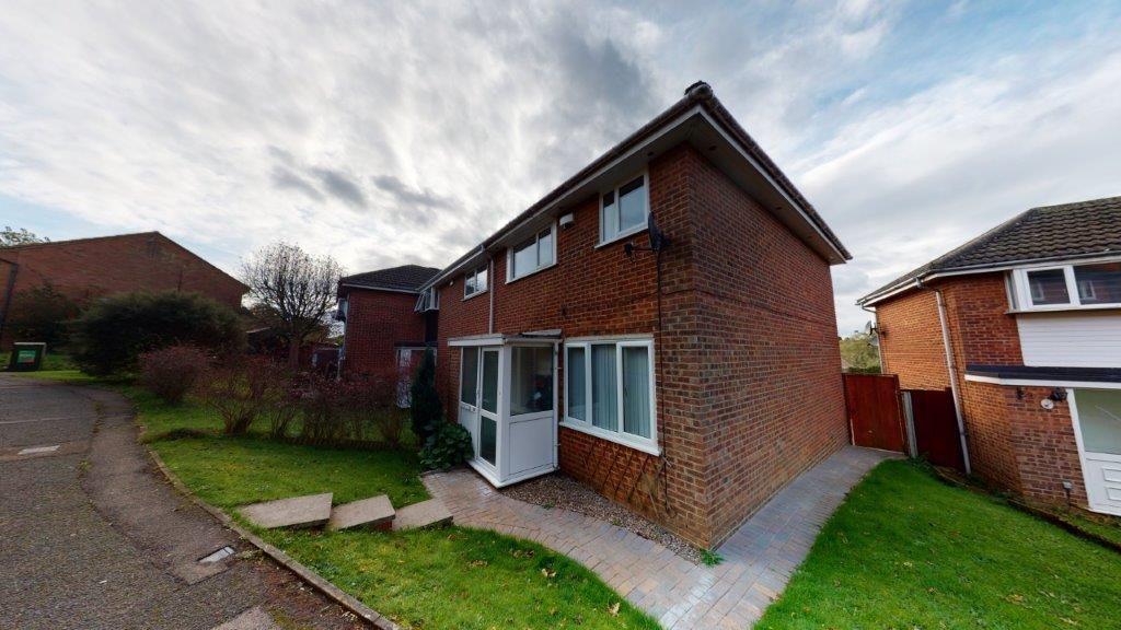 Watermeadow Drive, Watermeadow, Northampton NN3 8PL 3 bed end of