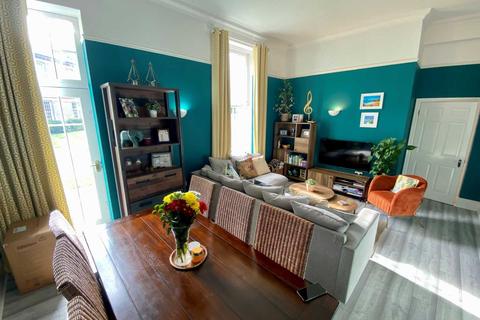 2 bedroom apartment to rent - Horton Crescent, Epsom, KT19 8BW