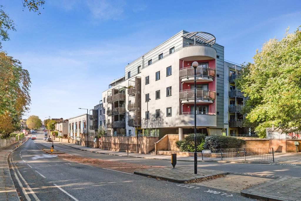 Crown Dale, Crystal Palace, SE19 3 bed flat £2,392 pcm (£552 pw)