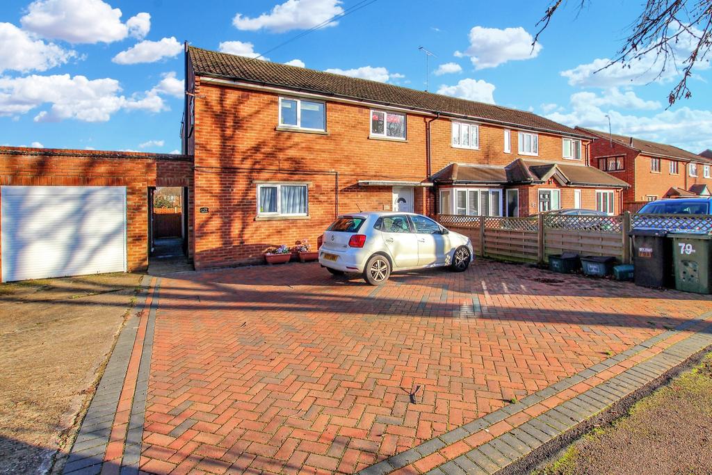 Cavan Drive, St Albans AL3 2 bed apartment £1,300 pcm (£300 pw)