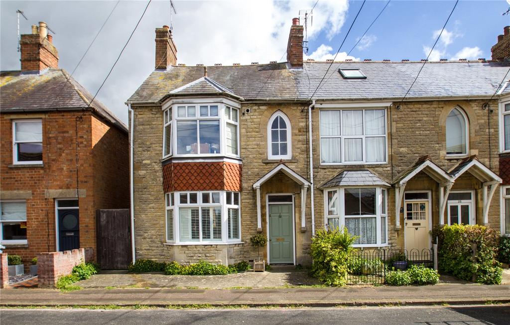 The Springs, Witney, Oxfordshire, OX28 3 bed terraced house £1,350