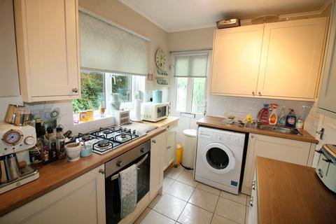 2 bedroom semi-detached house to rent, Kings Avenue, Redhill