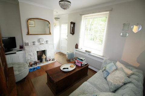 2 bedroom semi-detached house to rent, Kings Avenue, Redhill