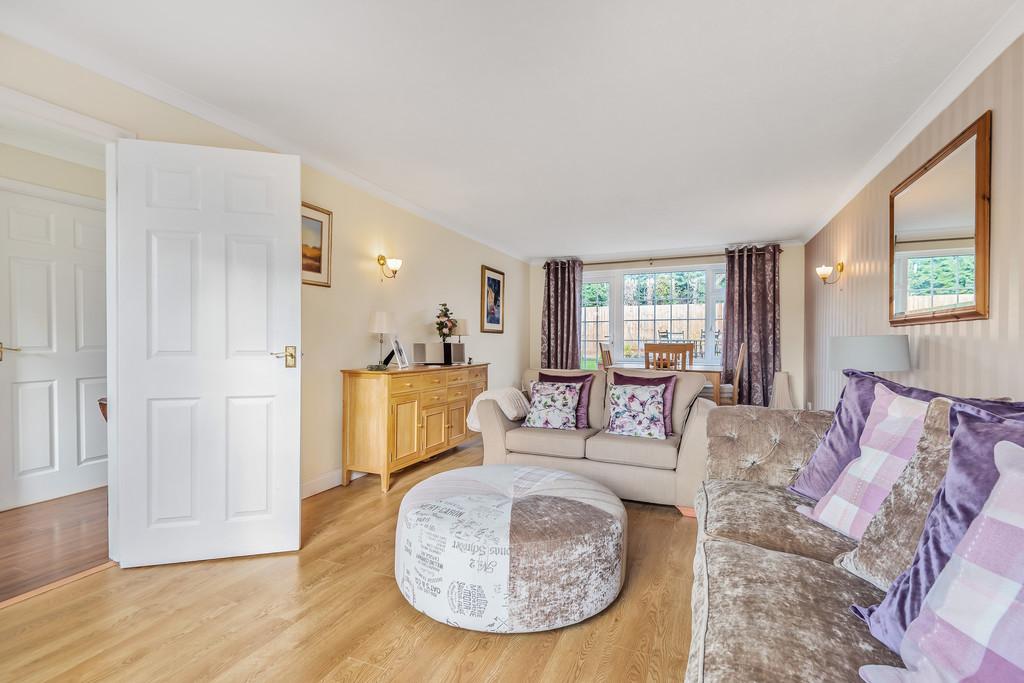 Westgarth Gardens, Bury St. Edmunds 3 bed semidetached house £375,000