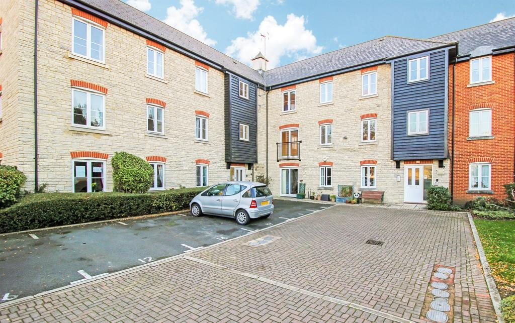 Ely Court, Wroughton 2 bed apartment £155,000