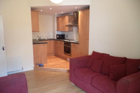 3 bedroom flat to rent, Dinsdale Road, Sandyford, Newcastle upon Tyne