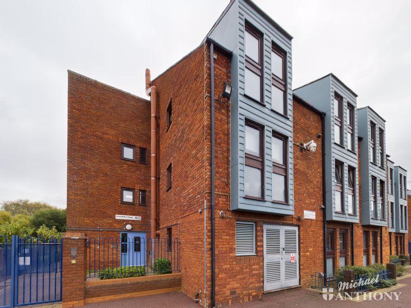 Wycliffe End, Aylesbury Studio £70,000