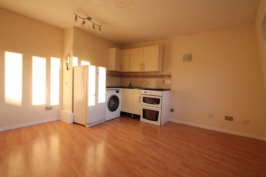 Carvel Court, Carvel Lane, Cowes... 1 bed apartment £625 pcm (£144 pw)