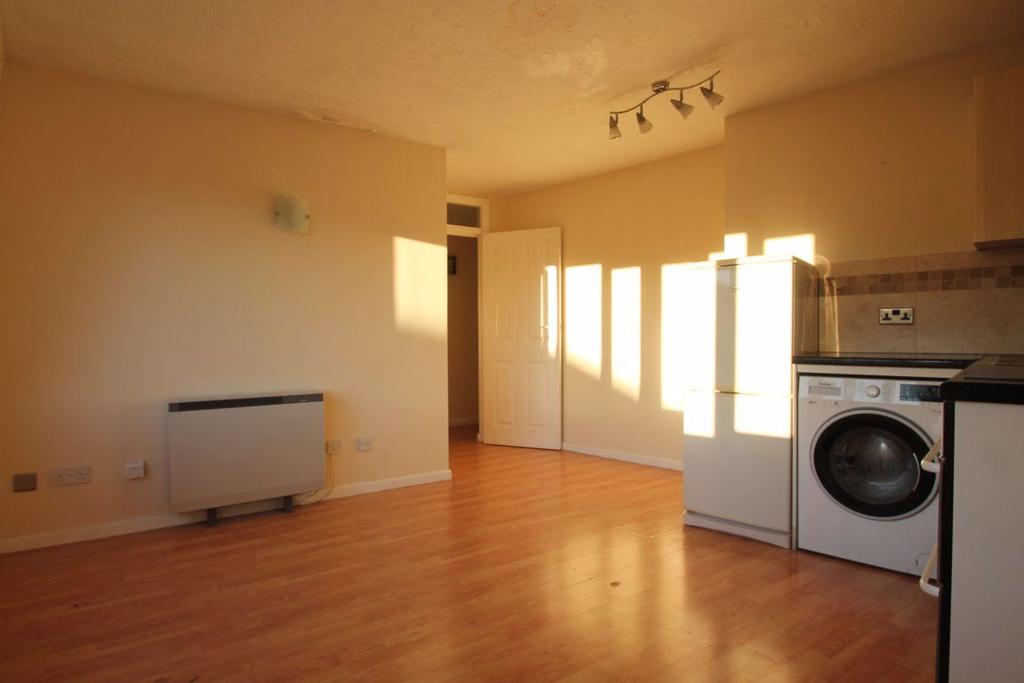 Carvel Court, Carvel Lane, Cowes... 1 bed apartment £625 pcm (£144 pw)