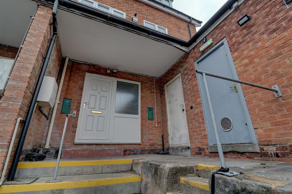 The Square, Alvechurch 3 bed flat £650 pcm (£150 pw)