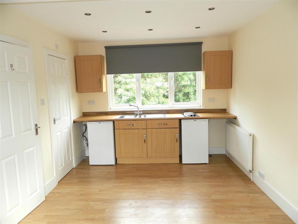 Brook Avenue, Edgware Studio £975 pcm (£225 pw)