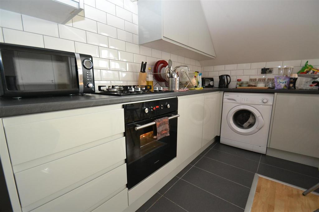 Consort Way, Horley 1 bed flat £1,075 pcm (£248 pw)